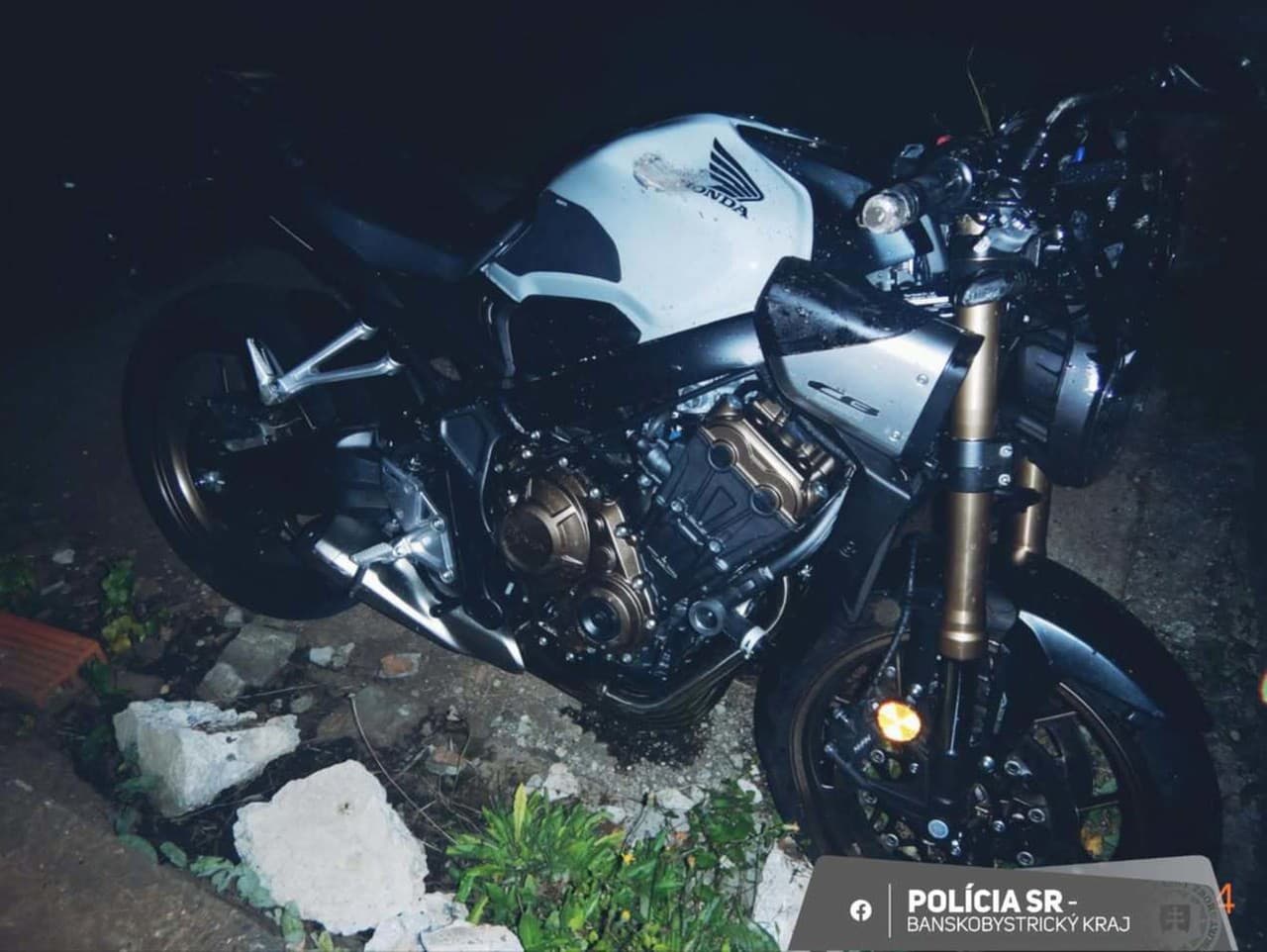 Nehoda motocykla v Hodruši-Hámroch si vyžiadala vážne zranenia 2 osôb