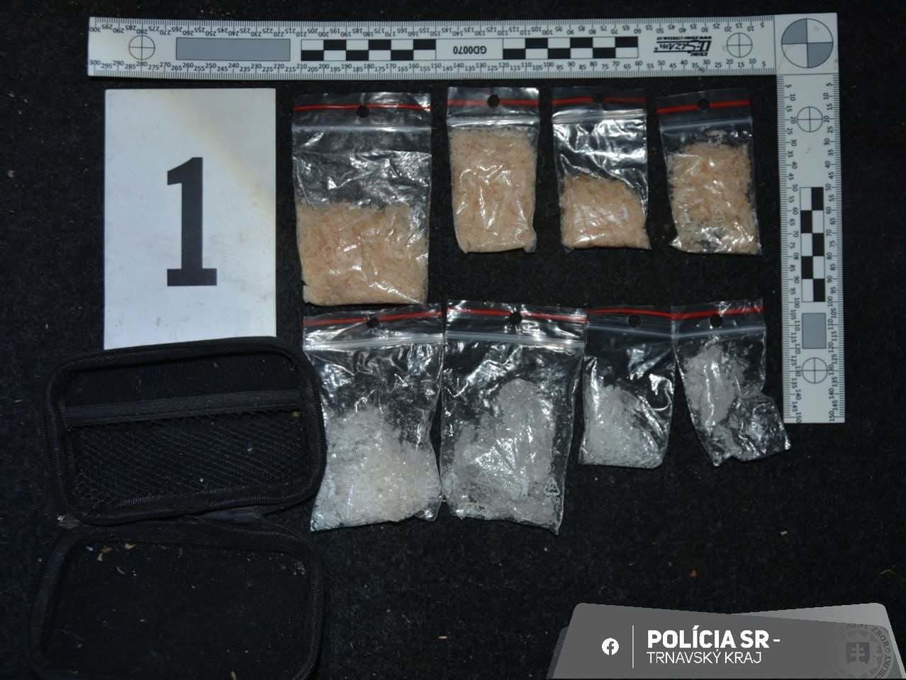 Polícia zaistila počas nedávnej akcie takmer 300 g pervitínu, obvinila dve osoby