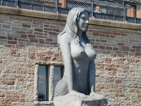 Obrovská socha morskej panny má podľa niektorých pripomínať mužskú fantáziu o ideálnom tele ženy