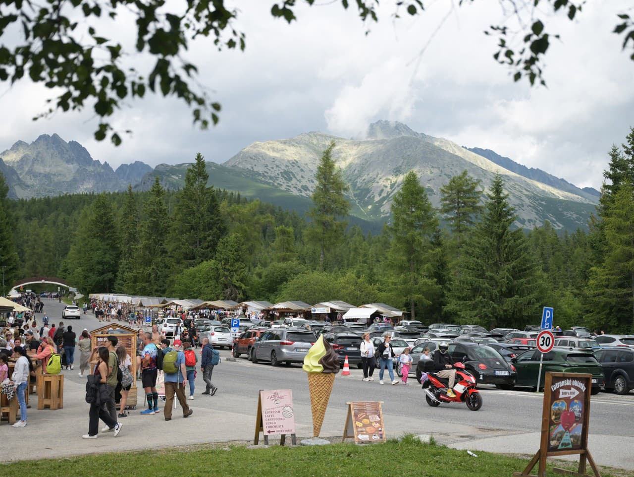 Turisti na Štrbskom Plese vo Vysokých Tatrách