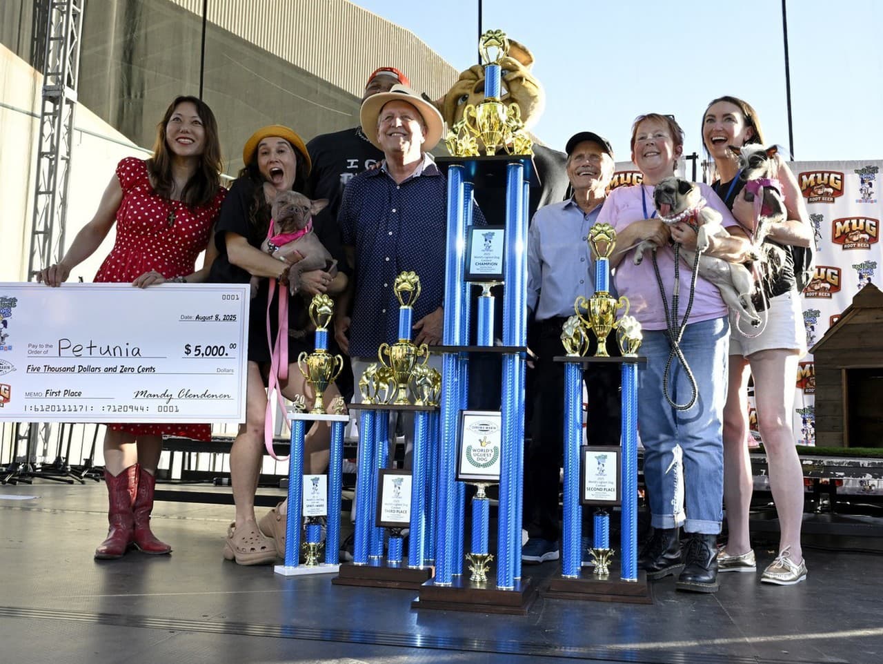 V súťaži o titul najškaredšieho psa na svete tento rok zvíťazila dvojročná bezsrstá fenka Petunia z Oregonu