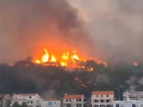 Okolie Splitu sužuje obrovský požiar.