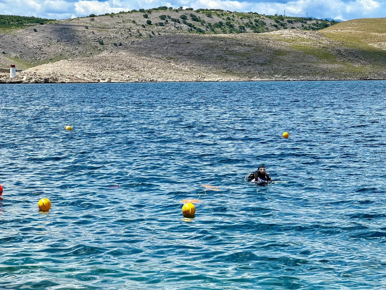Ochranári upozorňujú turistov na žlté bójky, je zakázané sa ich dotýkať