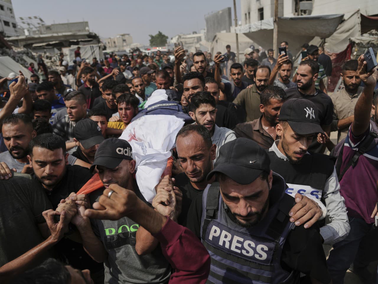 Palestínčania nesú telo novinára, korešpondenta al-Džazíry Anása aš-Šarífa, ktorý zahynul spolu s ostatnými novinármi počas izraelských leteckých útokov v Pásme Gazy