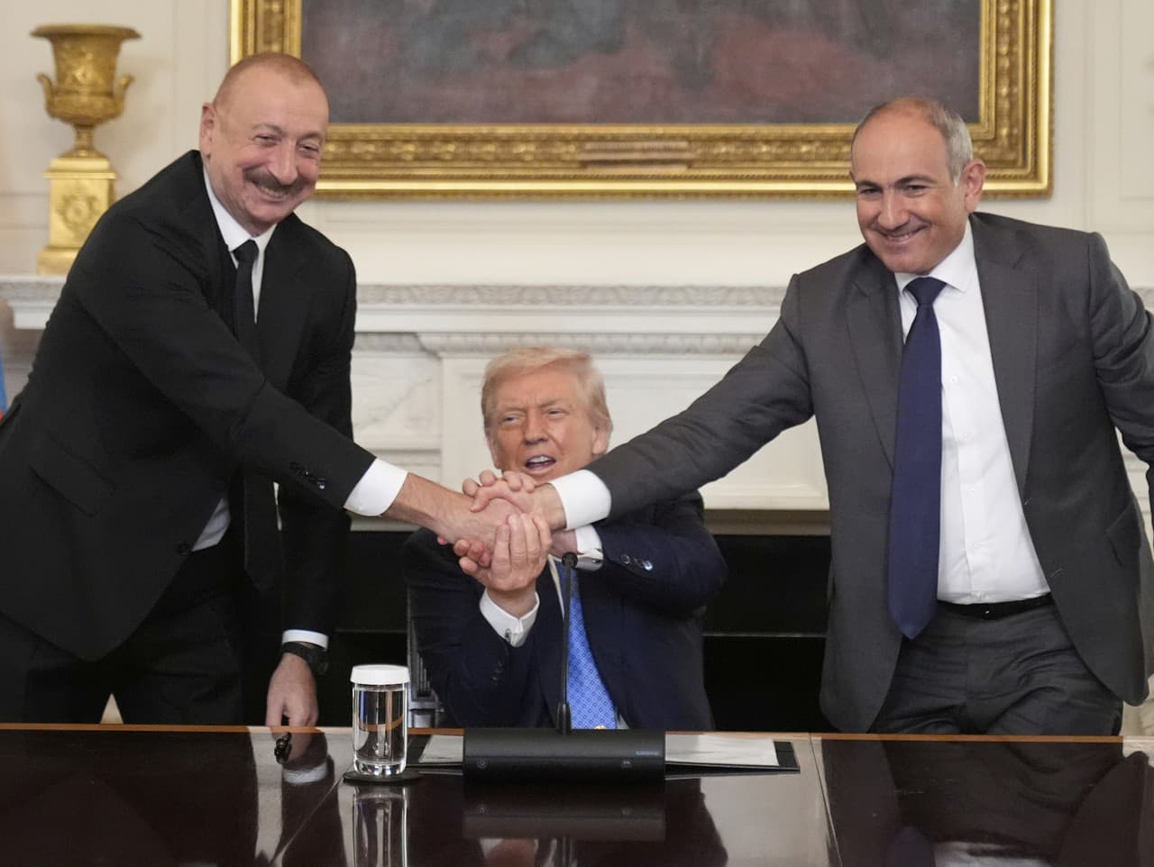 Arménsky premiér Nikol Pašinjan a azerbajdžanský prezident Ilham Alijev v Bielom dome podpísali mierovú dohodu