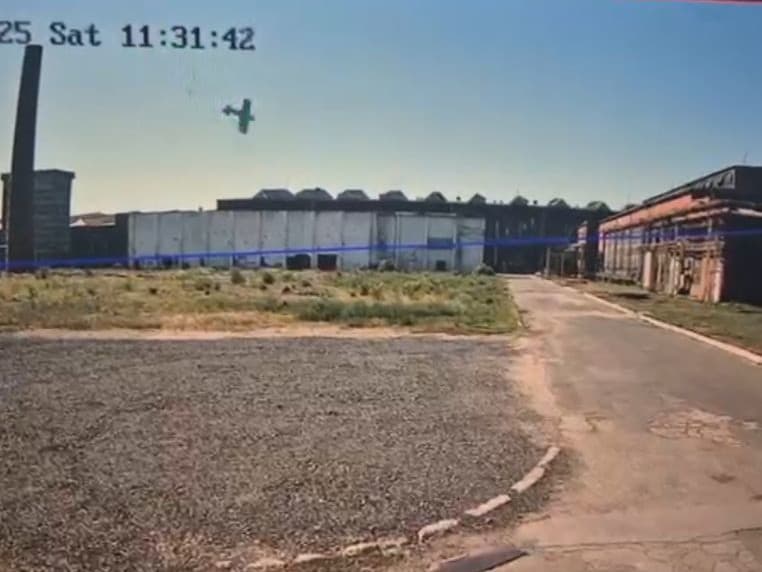 Lietadlo sa zrútilo a explodovalo.