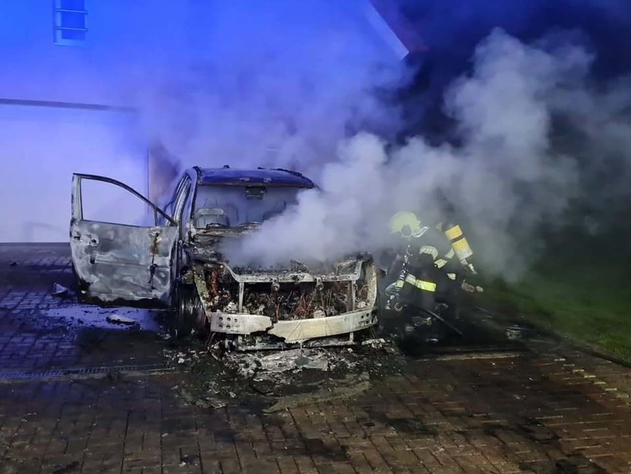 Pri nočnom požiari auta v Dlhom Poli vznikla škoda za 80-tisíc eur