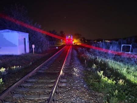 Pri obci Ľudovítová došlo k zrážke vlaku a osoby