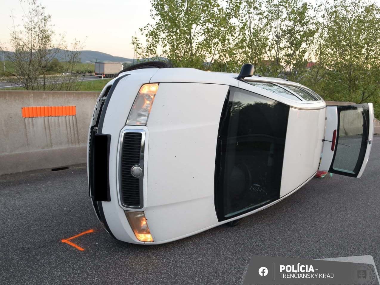 Opitá vodička prevrátila auto