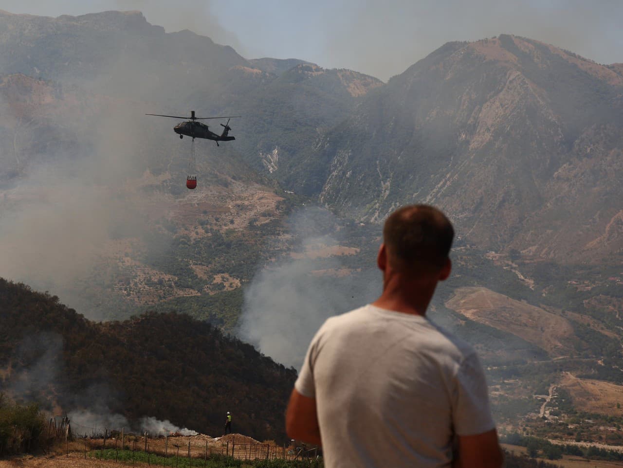 Albánsko bojuje s rozsiahlymi lesnými požiarmi