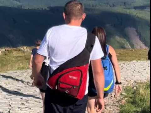 Virálne video zobrazuje turistu zostupujúceho zo Sněžky v letnej obuvi