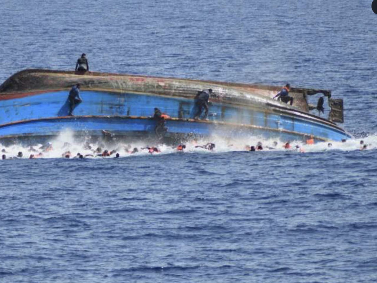 Pri talianskom pobreží zahynulo najmenej 20 migrantov po prevrátení člnu
