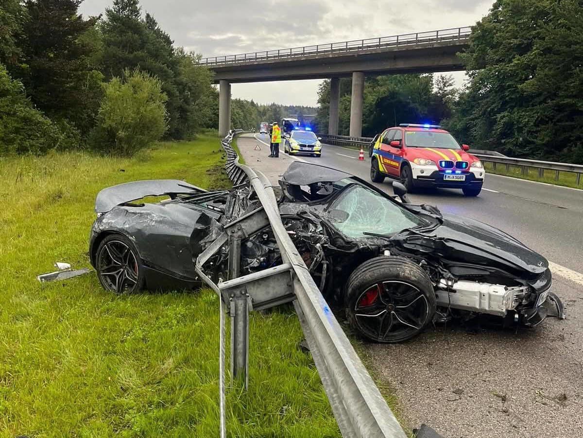 Z luxusného McLarenu zostal šrot.