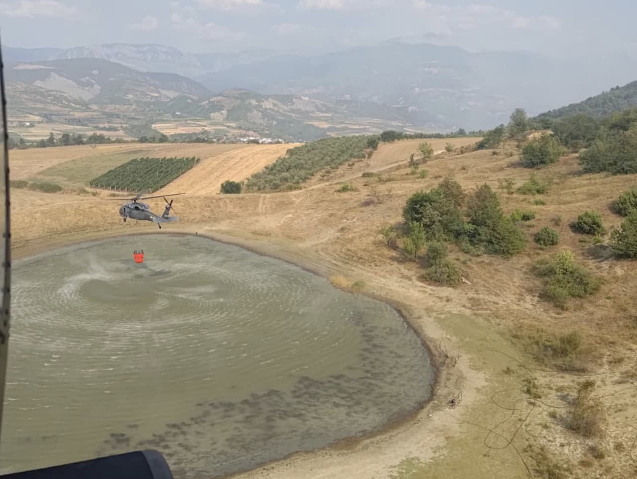 Albánsko bojuje s rozsiahlymi lesnými požiarmi