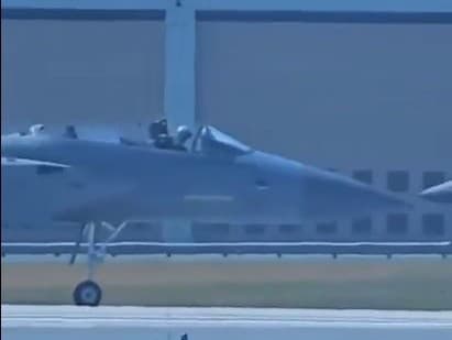 Kryt kabíny sa ocitol na krídle lietadla.