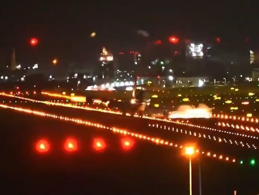 Na pravej strane krídla šľahali iskry.