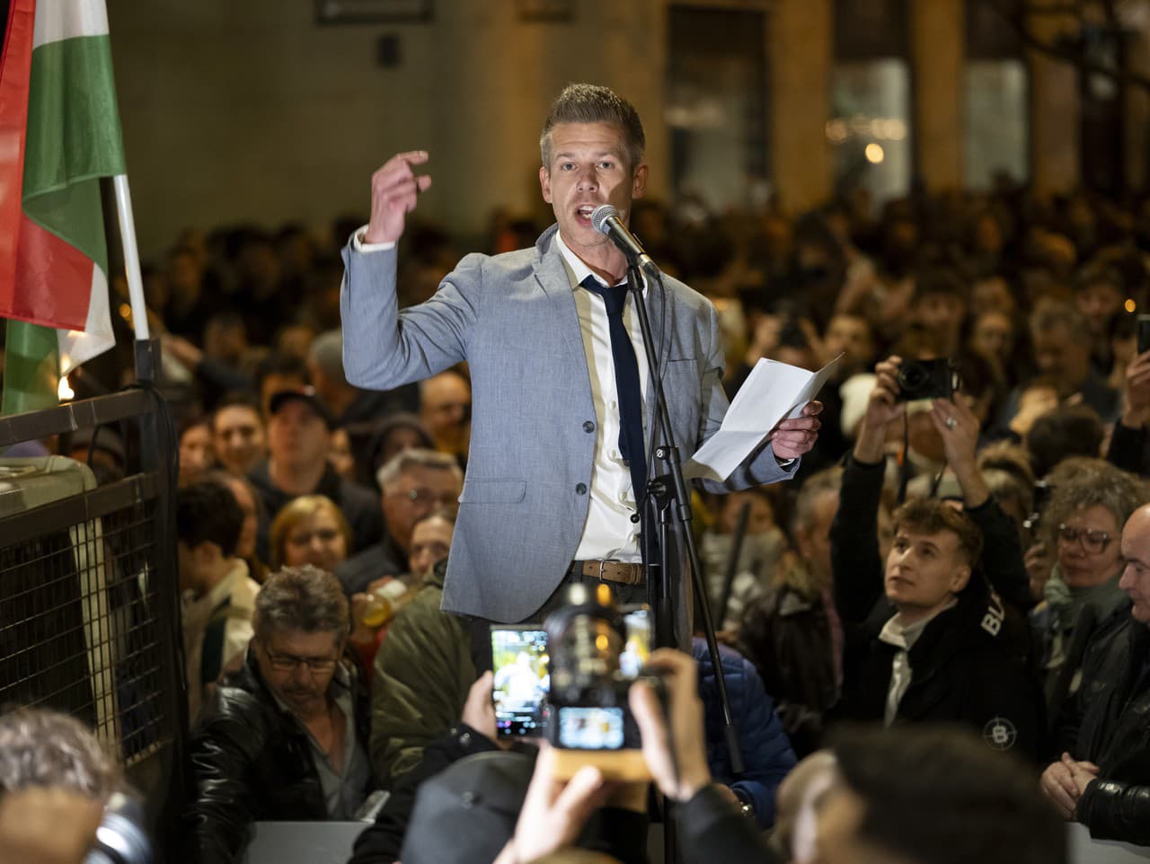 Protestujúci v čele s Péterom Magyarom v Budapešti žiadali rezignáciu Orbána.