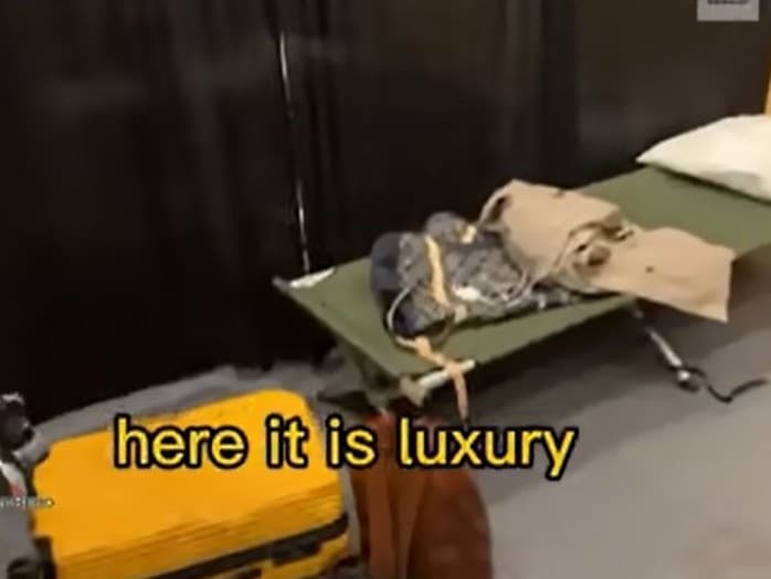 Ubytovanie pre novinárov, s ktorým bol očividne nespokojný jeden z kremeľských žurnalistov