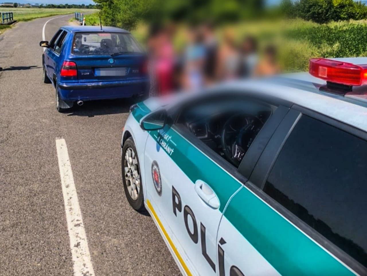 V Škode Felicia sa viezlo 18 ľudí a šofér nemal vodičské oprávnenie