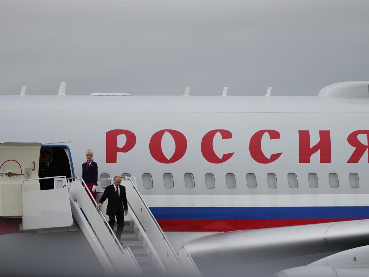 Vladimir Putin vystupuje z lietadla na Aljaške