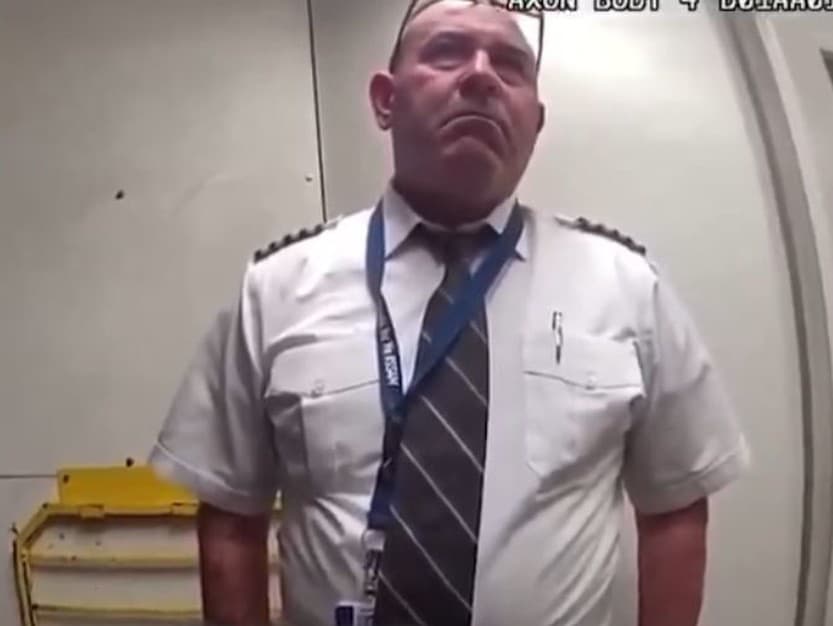 Opitého pilota vyviedli z lietadla.