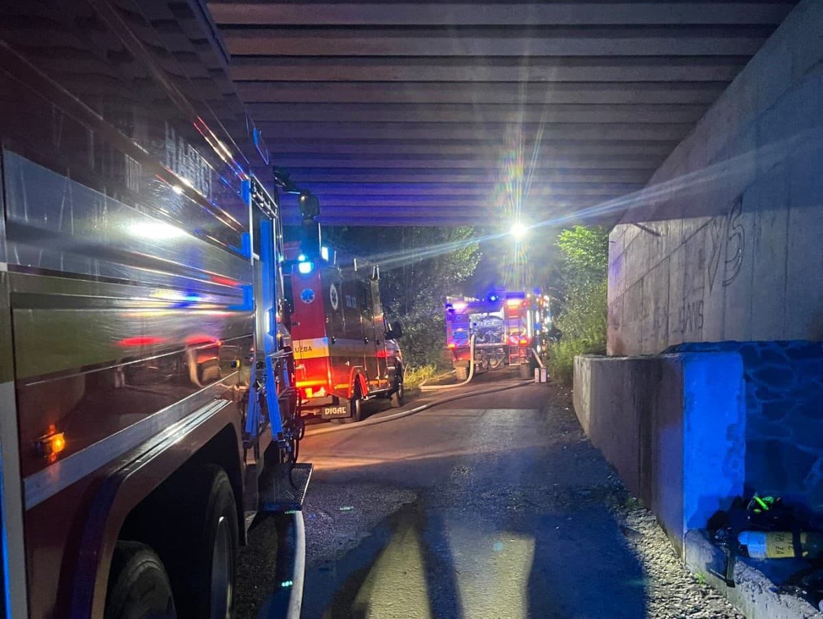 Nočný požiar chaty v žilinskej mestskej časti Strážov