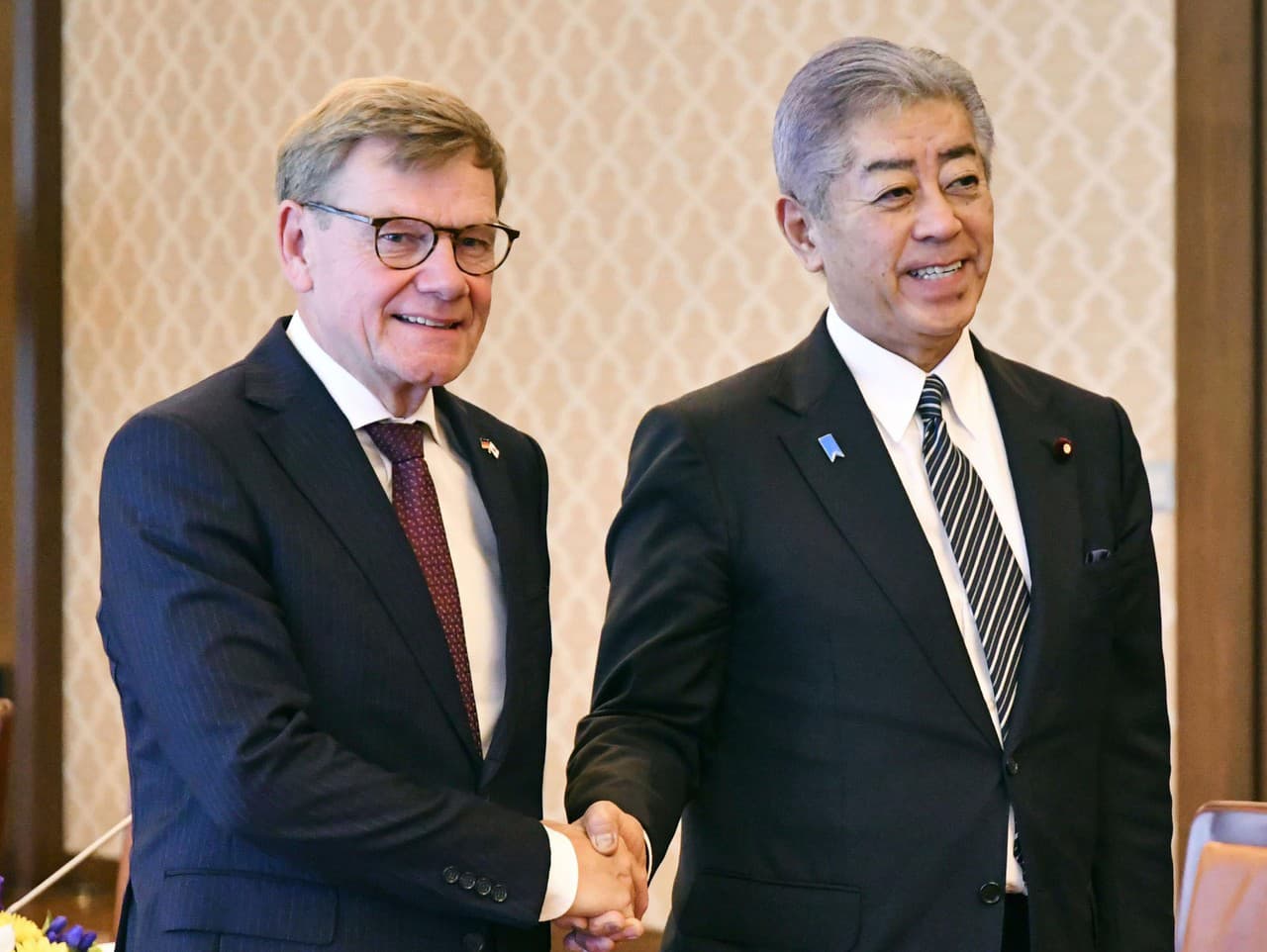 Šéf nemeckej diplomacie Johann Wadephul (vľavo) a japonský minister zahraničných vecí Takeši Iwaja