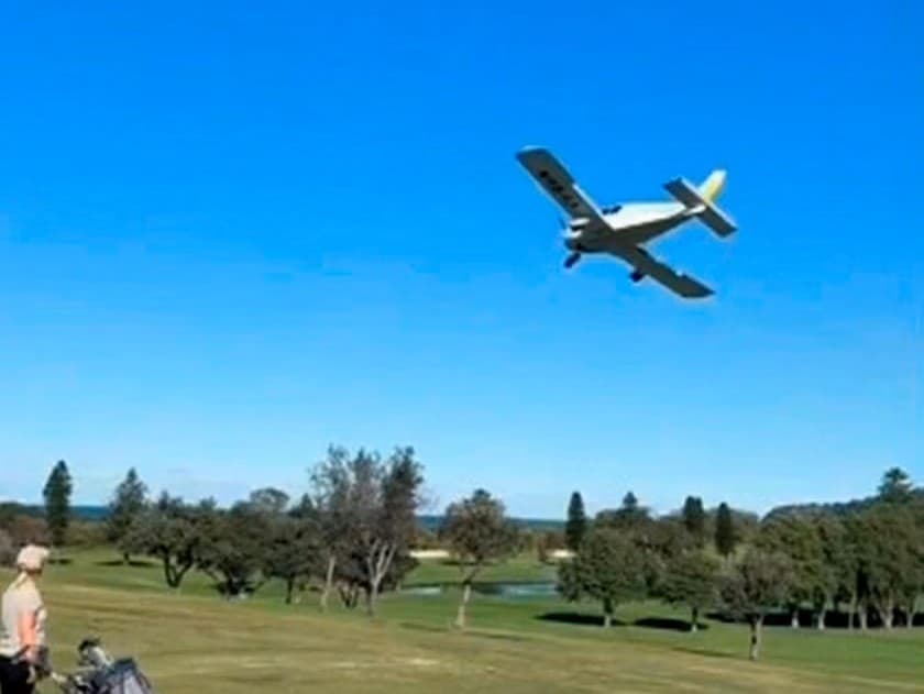 Lietadlo rýchlo strácalo výšku.