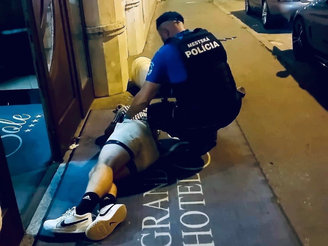 Mestskí policajti v Nitre zachraňovali opitých amerických turistov