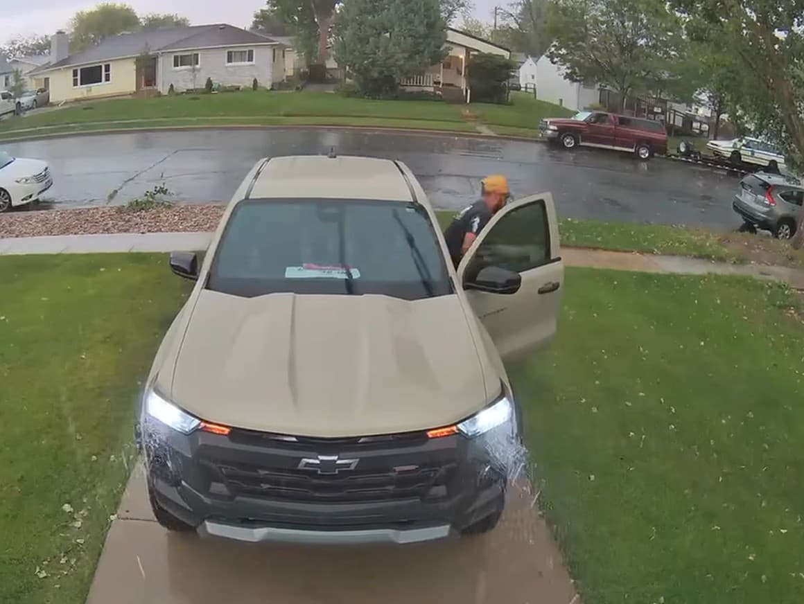 Na zázname dokonca vidieť, že blesk bol taký silný, že zo stromu odletovali kusy kôry