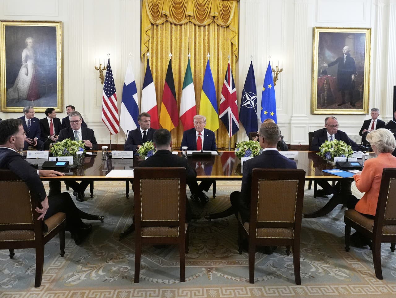 Prezident Donald Trump (v strede) hovorí počas stretnutia s britským premiérom Keirom Starmerom (zľava), francúzskym prezidentom Emmanuelom Macronom a nemeckým kancelárom Friedrichom Merzom vo Východnej sále Bieleho domu.