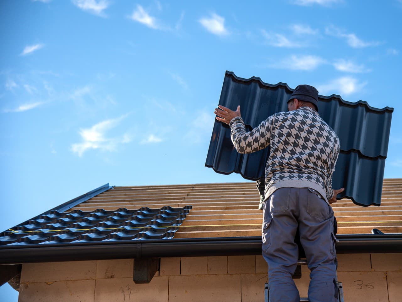 Spoločnosť EVROmat je najväčší český výrobca odkvapových systémov, plechových strešných krytín a klampiarskych prvkov