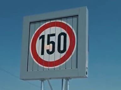 Česká republika na jeseň spustí nové pravidlá cestnej premávky pre maximálnu povolenú rýchlosť do 150 km/h. Bude sa týkať konkrétneho diaľničného úseku
