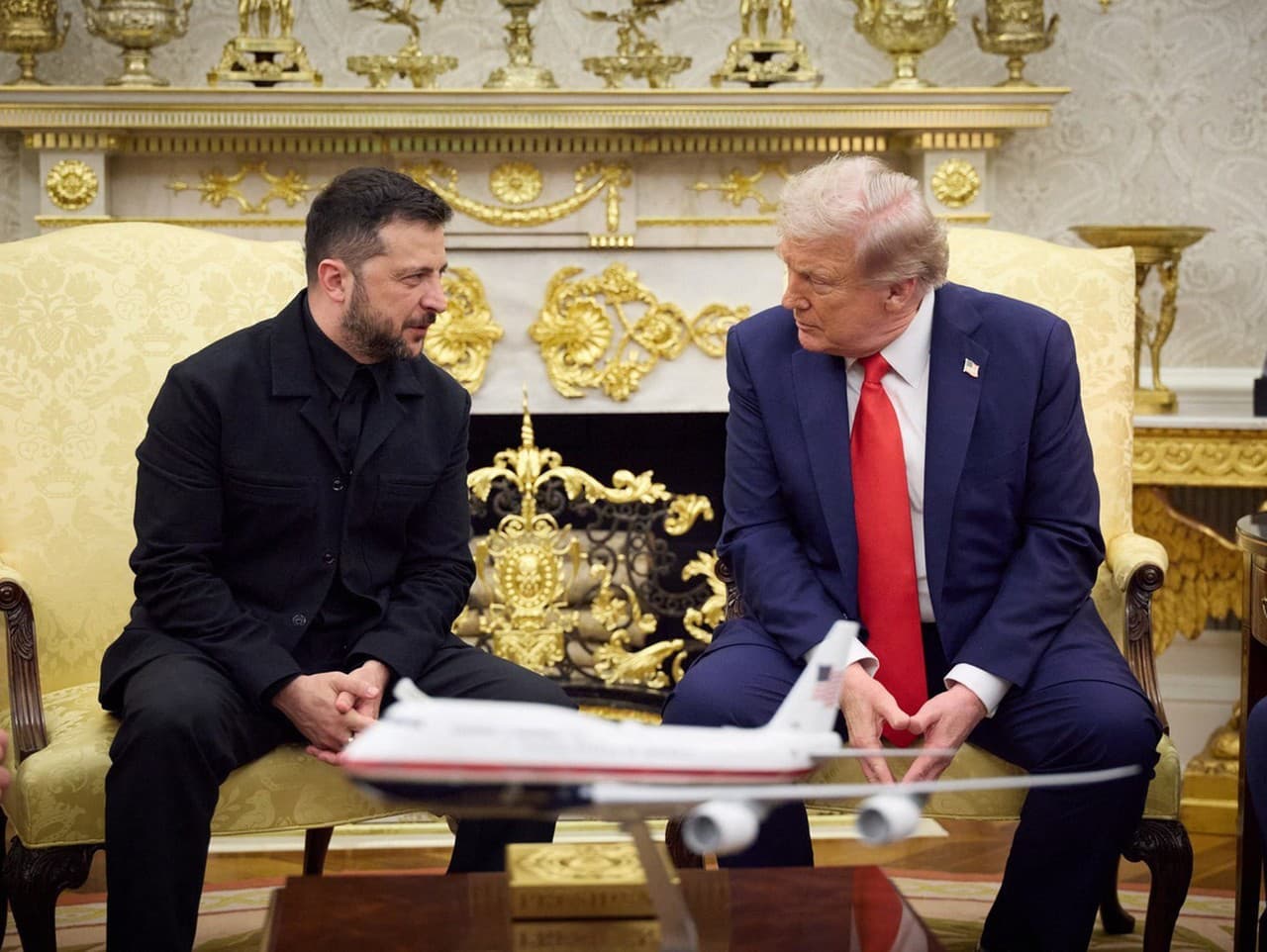 Na obrázku s Trumpom a Zelenským vidieť aj model Air Force One.