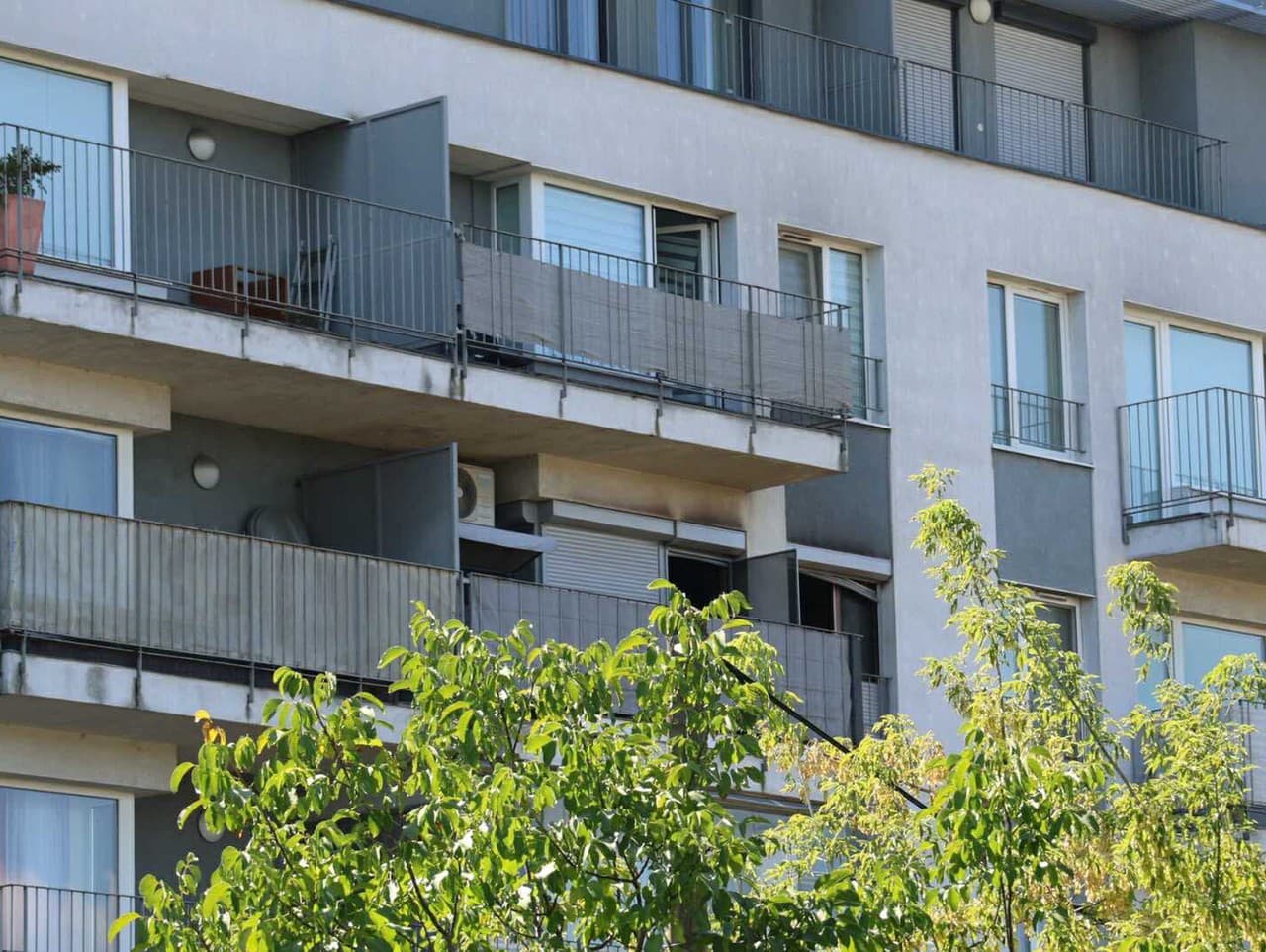 Hasiči, polícia aj záchranári aktuálne zasahujú pri požiari bytu v bratislavskom Ružinove