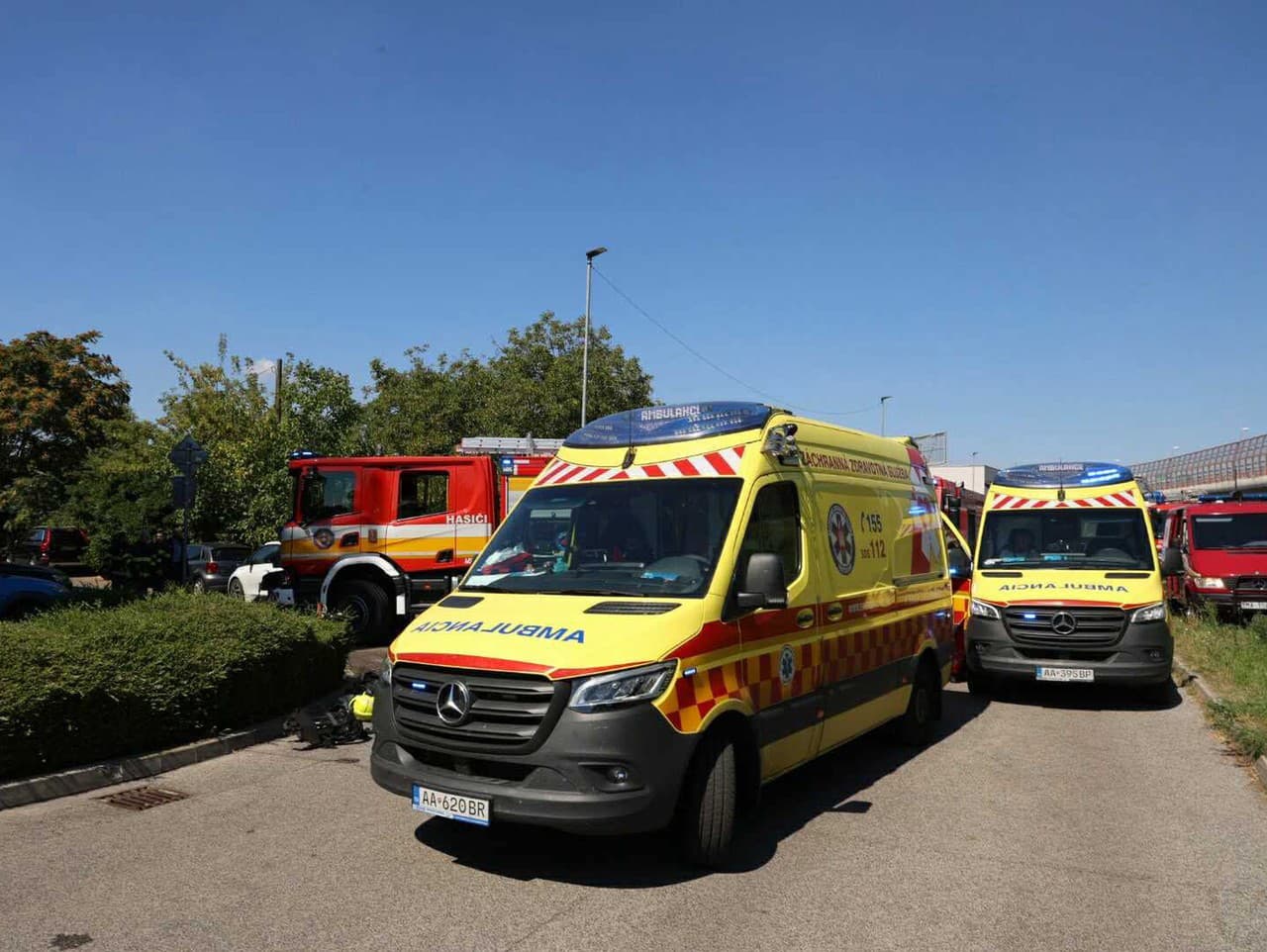 Hasiči, polícia aj záchranári aktuálne zasahujú pri požiari bytu v bratislavskom Ružinove