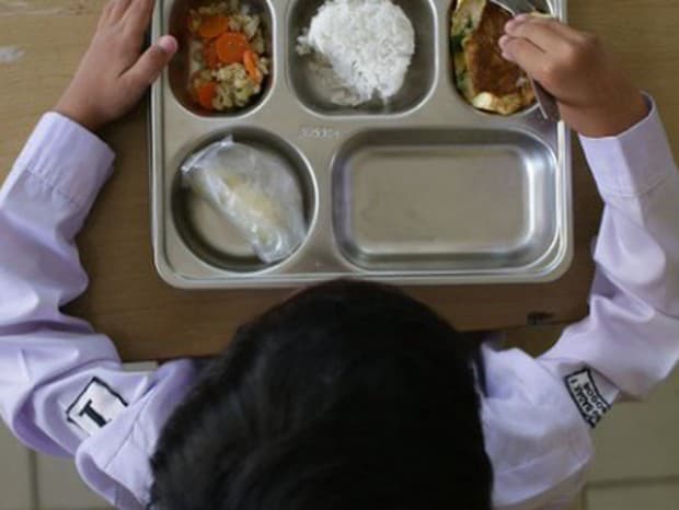 V Indonézii sa po konzumácii bezplatných školských obedov otrávilo najmenej 365 ľudí