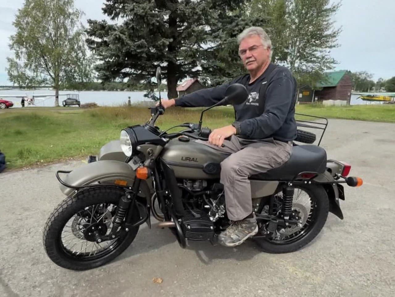 Američan má z motorky veľkú radosť.