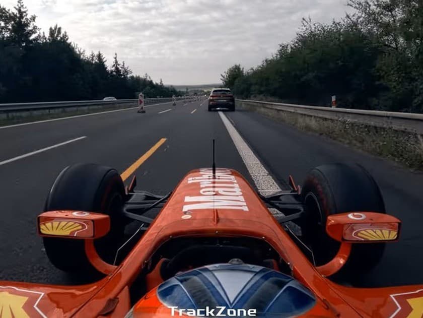 Záber z kokpitu formuly.