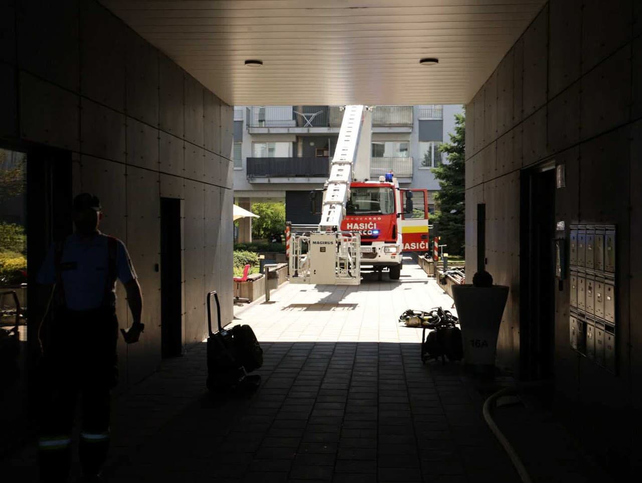 Hasiči, polícia aj záchranári aktuálne zasahujú pri požiari bytu v bratislavskom Ružinove