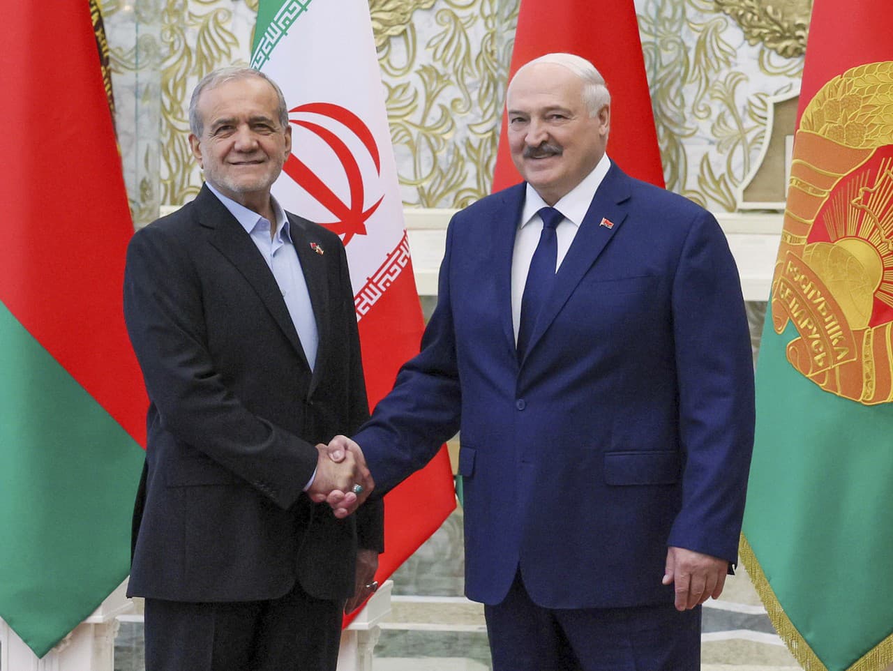 bieloruský prezident Alexandr Lukašenko (vpravo) a iránsky prezident Masúd Pezeškiján