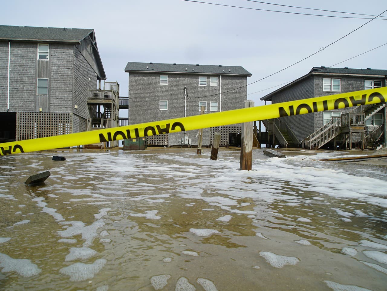 Morská voda z hurikánu Erin sa valí pod motel Cape Hatteras v Buxtone v Severnej Karolíne