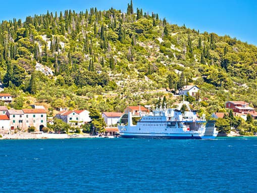 Na chorvátsky ostrov Ošljak pri Zadare prichádza výletná loď s turistami