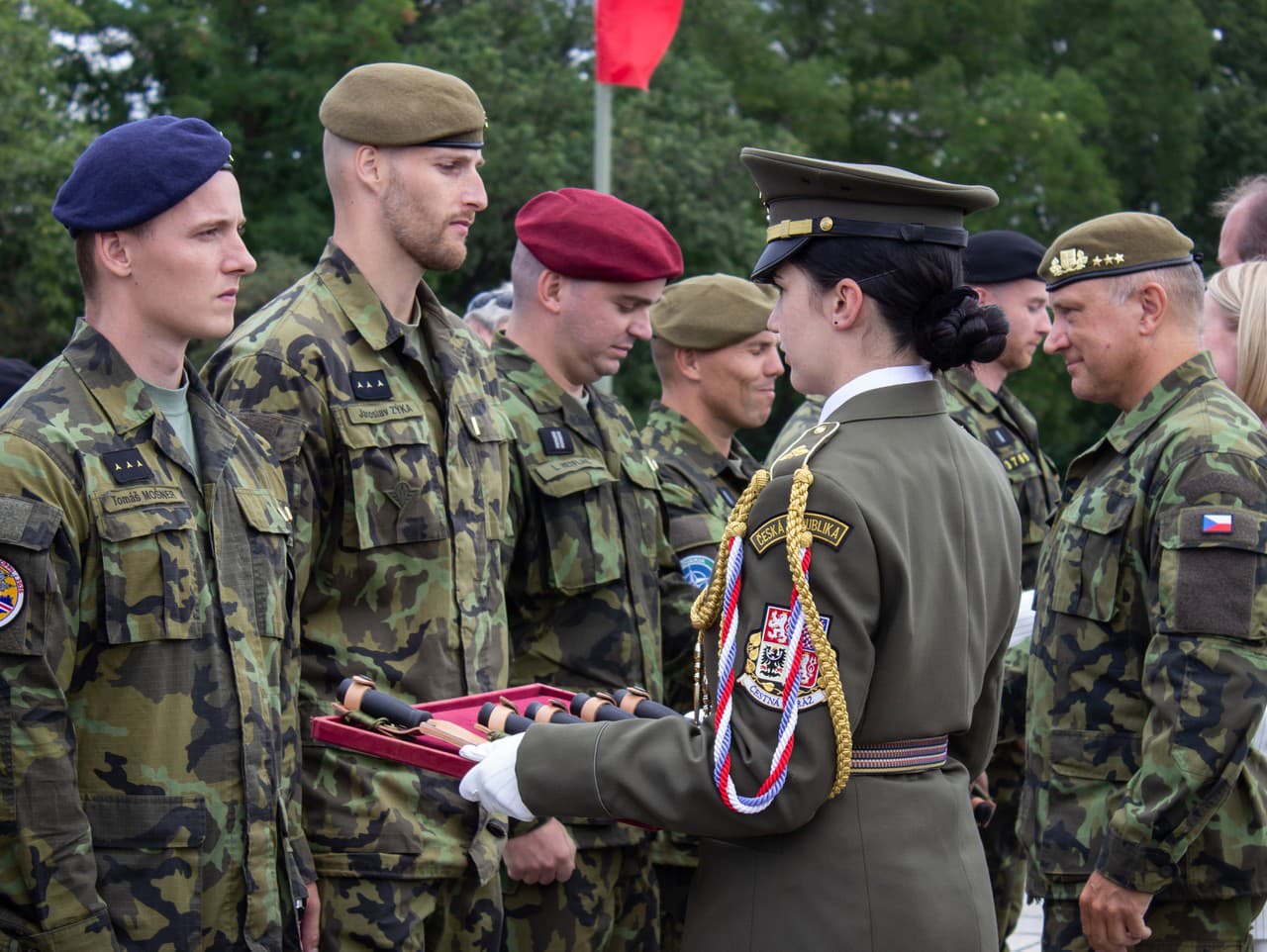 Na snímke sú vojaci Armády ČR oceňovaní za službu v zahraničí vrátane misie v slovenskej Lešti