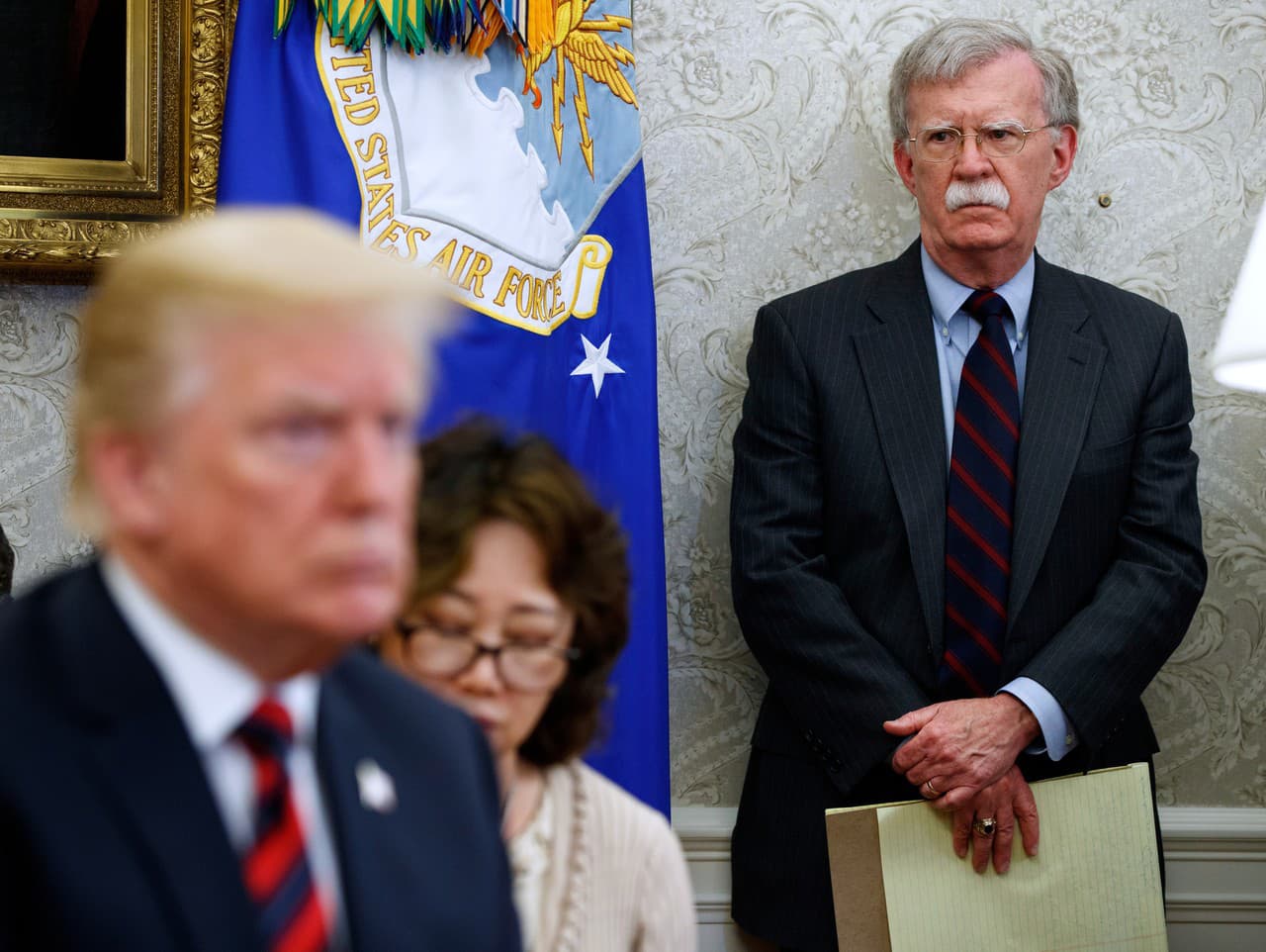 Americký prezident Donald Trump a vpravo sa pozerá poradca pre národnú bezpečnosť prezidenta USA Donalda Trumpa John Bolton