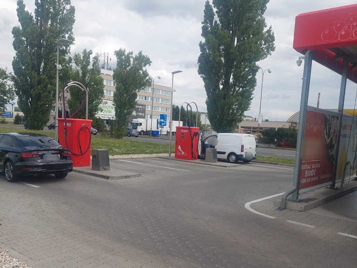 Polícia vyšetruje dopravnú nehodu v Pezinku