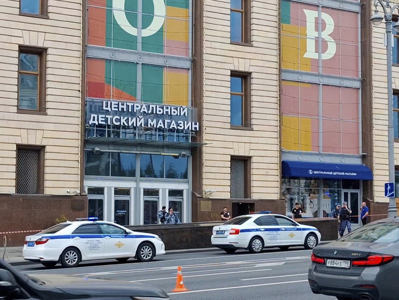 Policajti hliadkujú po výbuchu pred vchodom do obchodného domu pre deti Detskij mir v Moskve