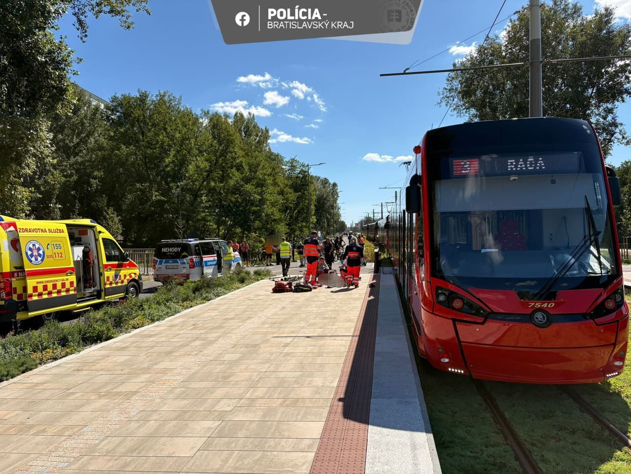 Dopravná nehoda v bratislavskej Petržalke v blízkosti zastávky električky Zrkadlový háj si vyžiadala jednu obeť
