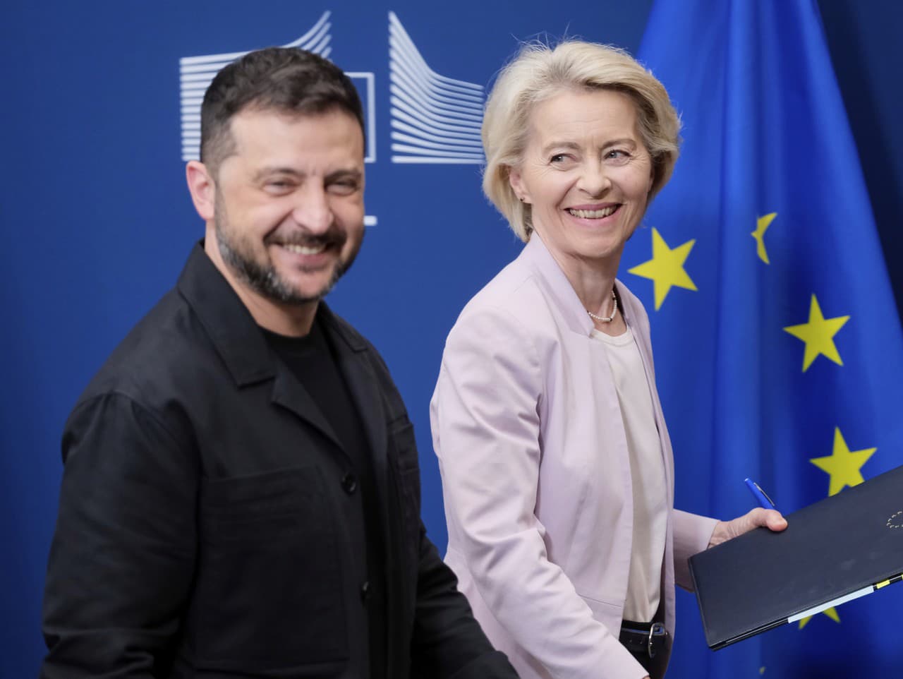 Ukrajinský prezident Volodymyr Zelenskyj (vľavo) a predsedníčka Európskej komisie Ursula von der Leyenová