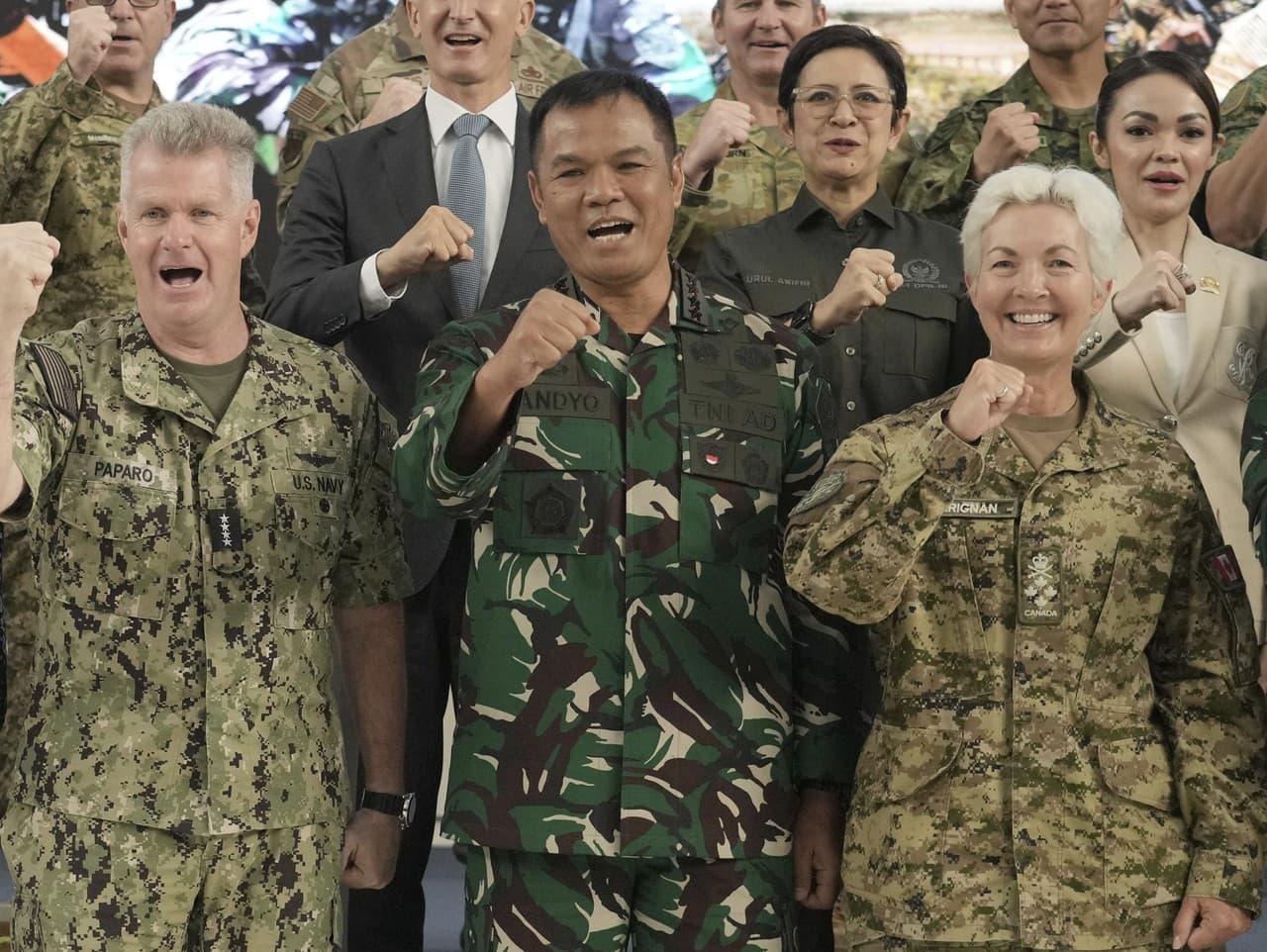 Zľava: veliteľ amerického Indo-pacifického veliteľstva admirál Samuel Paparo, zástupca veliteľa indonézskych ozbrojených síl generál Tandyo Budi Revita a náčelník generálneho štábu kanadských ozbrojených síl generál Jennie Carignan